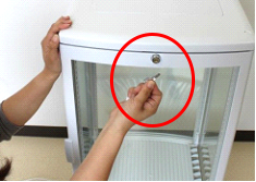 鍵付き扉の写真